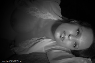 Jordan DEMEZ photo de femme enceinte nue en noir et blanc