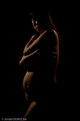 Jordan DEMEZ photo de femme enceinte nue en clair obscure