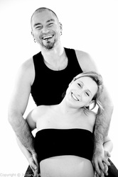 Jordan DEMEZ photo de couple avec femme enceinte nue en noir et blanc