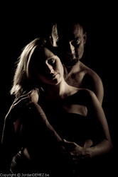 Jordan DEMEZ photo de couple avec femme enceinte nue en clair obscure
