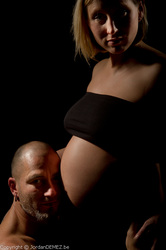 Jordan DEMEZ photo de couple avec femme enceinte nue en clair obscure