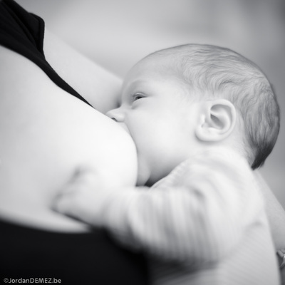 Jordan DEMEZ photo de bébé allaitant en noir et blanc