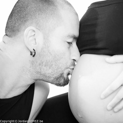 Jordan DEMEZ photo de couple avec femme enceinte nue en noir et blanc