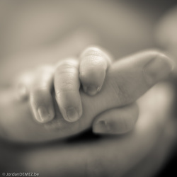 Jordan DEMEZ photo main de bébé qui tient un doigt