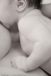 Jordan DEMEZ photo de bébé allaitant en noir et blanc